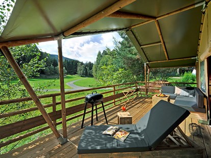 Luxuscamping - getrennte Schlafbereiche - Natters - Terrasse Safari-Lodge-Zelt "Hippo" - Nature Resort Natterer See Safari-Lodge-Zelt "Hippo" am Nature Resort Natterer See