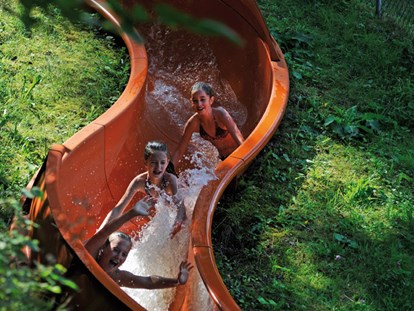 Luxuscamping - Gartenmöbel - Region Innsbruck - Wasserrutsche am eigenen Badesee - Nature Resort Natterer See Safari-Lodge-Zelt "Hippo" am Nature Resort Natterer See