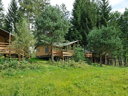 Luxuscamping - Preisniveau: exklusiv - Region Innsbruck - Safari-Lodge-Zelt "Rhino Deluxe" - Nature Resort Natterer See Safari-Lodge-Zelt "Rhino Deluxe" am Nature Resort Natterer See