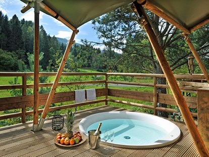 Luxury camping - Terrasse Safari-Lodge-Zelt "Rhino Deluxe" - Nature Resort Natterer See Safari-Lodge-Zelt "Rhino Deluxe" am Nature Resort Natterer See
