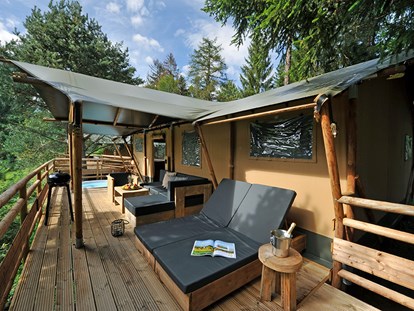 Luxuscamping - Preisniveau: exklusiv - Terrasse Safari-Lodge-Zelt "Rhino Deluxe" - Nature Resort Natterer See Safari-Lodge-Zelt "Rhino Deluxe" am Nature Resort Natterer See