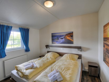 Luxury camping - Germany - Eines der Schlafzimmer. - Camping- und Ferienpark Wulfener Hals Ferienhaus Seeadler 5 Personen am Camping- und Ferienpark Wulfener Hals