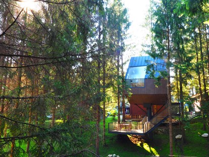 Luxuscamping - Dusche - Rakovica, Plitvicka Jezera - Holzhaus - terrasse mit sitzgarnitur - Plitvice Holiday Resort Holzhaus auf Plitvice Holiday Resort