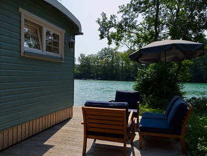 Luxuscamping - Sonnenliegen - Seenplatte - Außenbereich  - Naturcampingpark Rehberge Tiny House am See - Naturcampingpark Rehberge