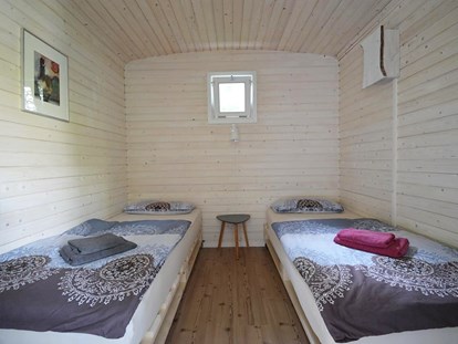 Luxuscamping - Preisniveau: gehoben - Schlafzimmer - Naturcampingpark Rehberge Tiny House am See - Naturcampingpark Rehberge