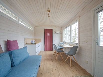 Luxuscamping - Preisniveau: gehoben - Seenplatte - Innenraum vom Tiny House - Naturcampingpark Rehberge Tiny House am See - Naturcampingpark Rehberge