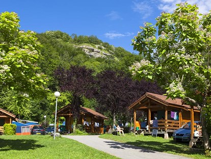 Luxuscamping - Gartenmöbel - Region Jura - Domaine de Chalain Bungalows auf Domaine de Chalain