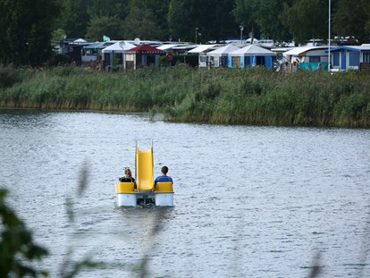 Luxuscamping - Parkplatz bei Unterkunft - Nordseeküste - Kransburger See Mietwohnwagen am Kransburger See
