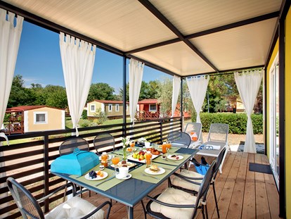 Luxuscamping - Unterkunft alleinstehend - Istrien - Aminess Maravea Camping Resort - Meinmobilheim Mediterranean Family auf dem Aminess Maravea Camping Resort