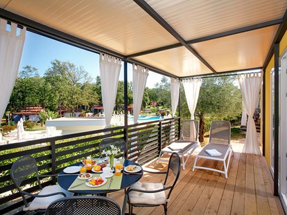 Luxuscamping - Terrasse - Novigrad - Aminess Maravea Camping Resort - Meinmobilheim Mediterranean Prestige auf dem Aminess Maravea Camping Resort