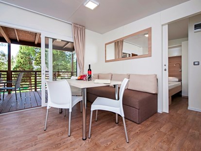 Luxuscamping - Terrasse - Tar - Camping Resort Lanterna - Meinmobilheim Mediteran Comfort Family auf dem Camping Resort Lanterna