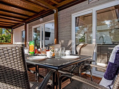 Luxuscamping - Grill - Kroatien - Camping Resort Lanterna - Meinmobilheim Mediteran Superior auf dem Camping Resort Lanterna