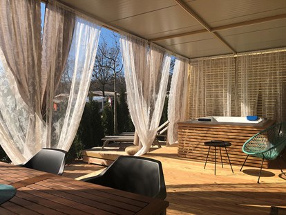 Luxuscamping - Sonnenliegen - Istrien - Park Polidor - Meinmobilheim Deluxe auf dem Campingplatz Park Polidor