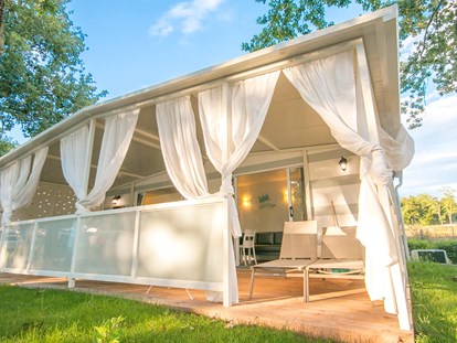 Luxuscamping - Terrasse - Funtana - Park Polidor - Meinmobilheim Premium auf dem Campingplatz Park Polidor