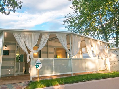 Luxuscamping - Sonnenliegen - Funtana - Park Polidor - Meinmobilheim Premium auf dem Campingplatz Park Polidor