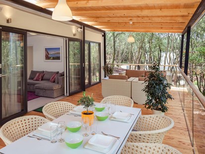 Luxuscamping - Kochmöglichkeit - Rovinj - Campingplatz Mon Perin - Meinmobilheim Villa Beach auf dem Campingplatz Mon Perin