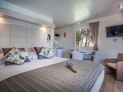 Luxuscamping - Preisniveau: exklusiv - Krk - Ježevac Premium Camping Resort - Meinmobilheim Lungomare Premium Romantic auf dem Ježevac Premium Camping Resort