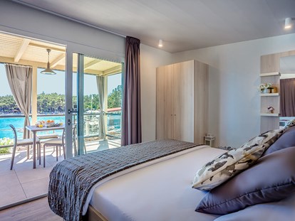 Luxuscamping - Sonnenliegen - Krk - Ježevac Premium Camping Resort - Meinmobilheim Lungomare Premium Seaside auf dem Ježevac Premium Camping Resort