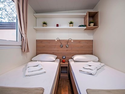 Luxuscamping - TV - Rijeka - Campingplatz Selce - Meinmobilheim Mediteran Comfort Family Seaside auf dem Campingplatz Selce