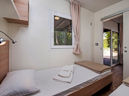Luxuscamping - Unterkunft alleinstehend - Selce - Campingplatz Selce - Meinmobilheim Mediteran Comfort Family Seaside auf dem Campingplatz Selce