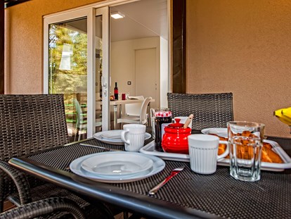 Luxuscamping - Unterkunft alleinstehend - Rijeka - Campingplatz Selce - Meinmobilheim Mediteran Comfort Family Seaside auf dem Campingplatz Selce