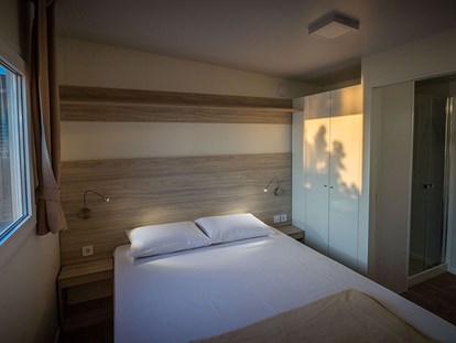 Luxuscamping - TV - Rijeka - Campingplatz Selce - Meinmobilheim Mediteran Comfort Seaside auf dem Campingplatz Selce