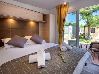 Luxuscamping - Sonnenliegen - Krk - Baška Beach Camping Resort - Meinmobilheim Vela Bay Premium auf dem Baška Beach Camping Resort
