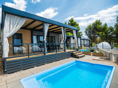 Luxuscamping - Preisniveau: exklusiv - Split - Nord - Campingplatz Medora Orbis - Meinmobilheim Deluxe Family auf dem Campingplatz Medora Orbis