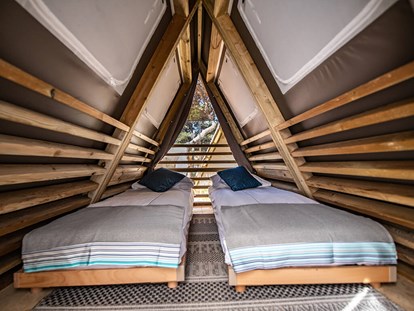 Luxuscamping - Terrasse - Pomer - Arena One 99 Glamping - Meinmobilheim Premium two bedroom lodge tent auf dem Arena One 99 Glamping