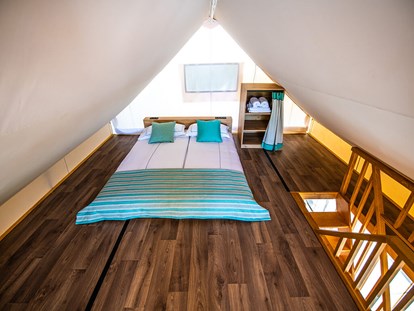 Luxuscamping - Klimaanlage - Pomer - Arena One 99 Glamping - Meinmobilheim Premium two bedroom safari loft tent auf dem Arena One 99 Glamping