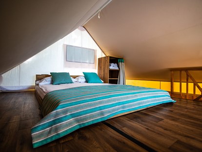 Luxuscamping - Preisniveau: exklusiv - Pomer - Arena One 99 Glamping - Meinmobilheim Premium two bedroom safari loft tent auf dem Arena One 99 Glamping