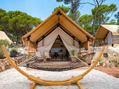 Luxuscamping - TV - Pula - Arena One 99 Glamping - Meinmobilheim Two bedroom safari tent auf dem Arena One 99 Glamping