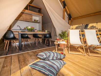 Luxuscamping - Terrasse - Pomer - Arena One 99 Glamping - Meinmobilheim Two bedroom safari tent auf dem Arena One 99 Glamping
