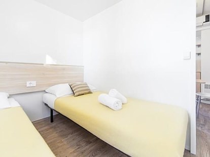 Luxuscamping - Preisniveau: gehoben - Zadar - Campingplatz Bluesun Paklenica - Meinmobilheim Dalmacija 4+2 auf dem Campingplatz Bluesun Paklenica