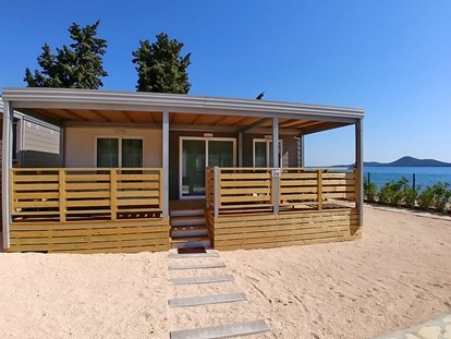 Luxuscamping - Gartenmöbel - Biograd na Moru - Campingplatz Ljutić - Meinmobilheim Mediteran Superior Seaview auf dem Campingplatz Ljutić