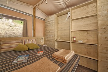 Glampingunterkunft: Lodgetent Deluxe 5/6 Personen 2 Zimmer Badezimmer von Vacanceselect auf Castell Montgri