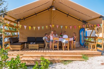 Glampingunterkunft: Safarizelt 6 Personen 3 Zimmer Badezimmer von Vacanceselect auf Camping Vestar