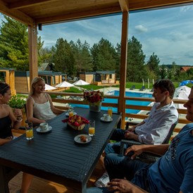 Glamping: Terrasse mit Sitzgarnitur für 4 Personen - Plitvice Holiday Resort