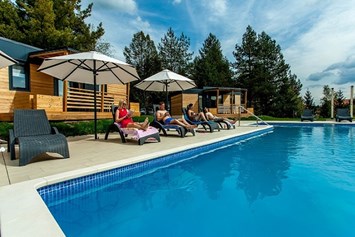 Glamping: Schwimbad mit Liegestühle und Sonnenschirme - Plitvice Holiday Resort