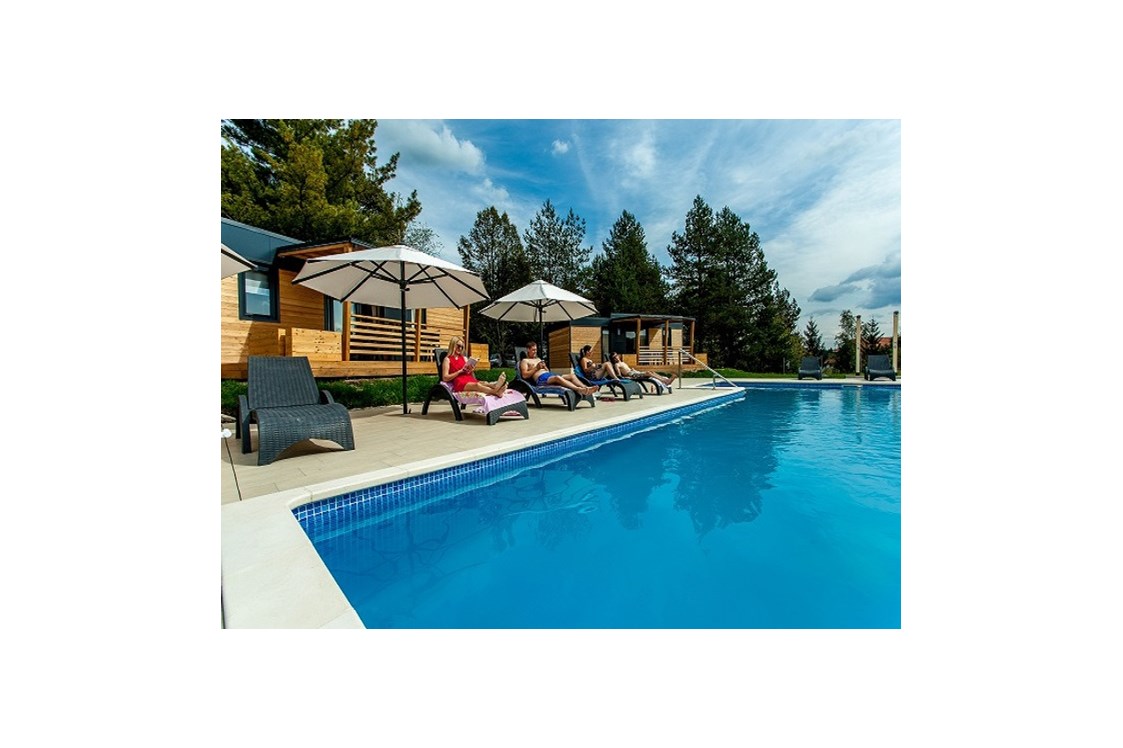 Glamping: Schwimbad mit Liegestühle und Sonnenschirme - Plitvice Holiday Resort