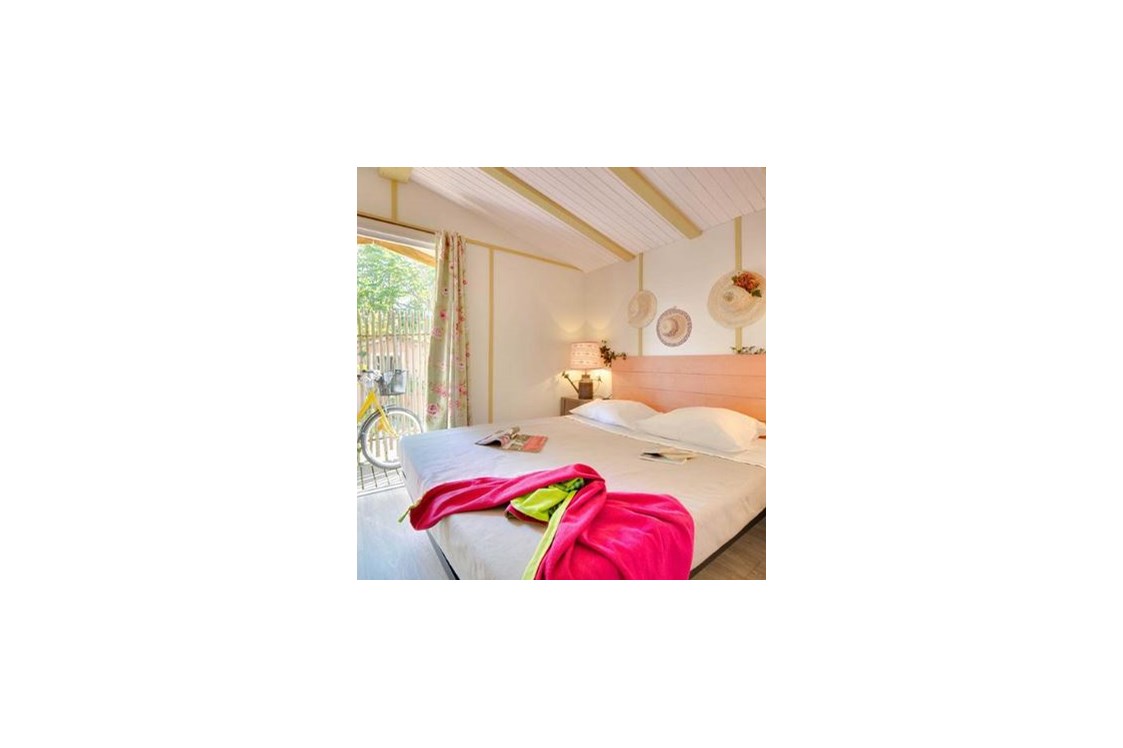 Glamping: Schlafzimmer mit Doppelbett - Camping Le Sérignan Plage