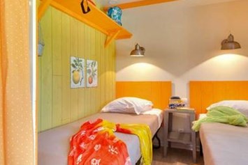 Glamping: Schlafzimmer mit zwei Einzelbetten - Camping Le Sérignan Plage