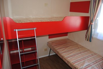 Glamping: 2 kleine Schlafzimmer mit jeweils 2 Einzelbetten (als schräg gestelltes Hochbett) - Camping Fuussekaul