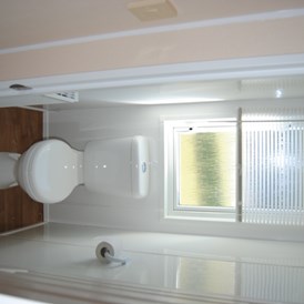 Glamping: Modernes Badezimmer mit separatem WC - Camping Fuussekaul