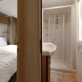Glampingunterkunft: Schlafzimmer und Badezimmer - SunLodge Aspen von Suncamp auf Camping Resort Lanterna