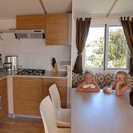 Glampingunterkunft: Küche mit Eckbank - SunLodge Aspen von Suncamp auf Camping Resort Lanterna