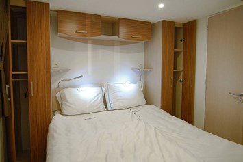 Glampingunterkunft: Hochwertige Möbel und Doppelbett - SunLodge Aspen von Suncamp auf Camping Village Marina di Venezia