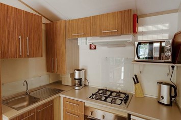 Glampingunterkunft: Küche mit guter Ausstattung - SunLodge Maple von Suncamp auf Union Lido