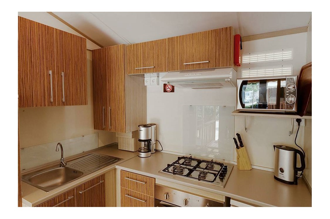 Glampingunterkunft: Küche mit guter Ausstattung - SunLodge Maple von Suncamp auf Union Lido