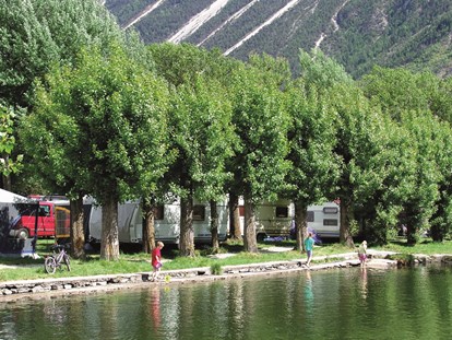 Luxuscamping - Preisniveau: moderat - Salgesch - Wunderschön am Wasser gelegen - Camping Swiss-Plage Wohnwagen auf Camping Swiss-Plage